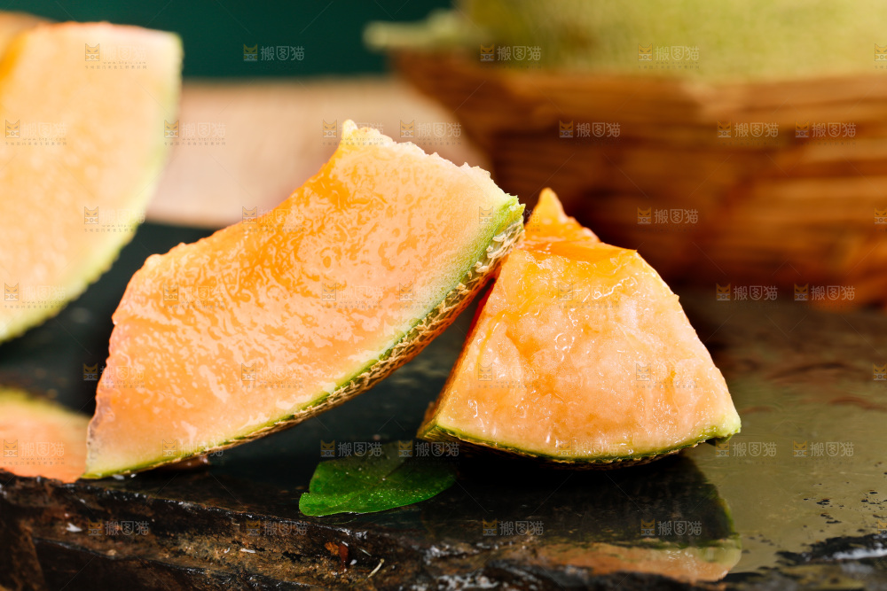 黑石板上放着切开的火焰山西州蜜