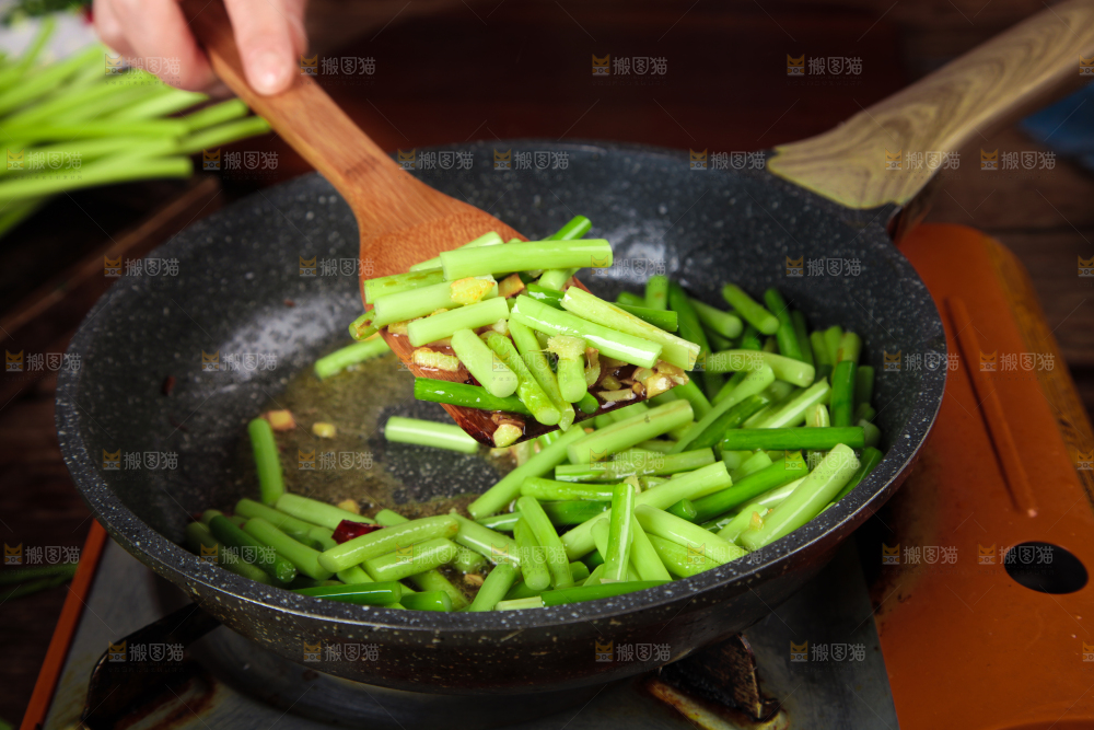 锅里正在炒的蒜苔