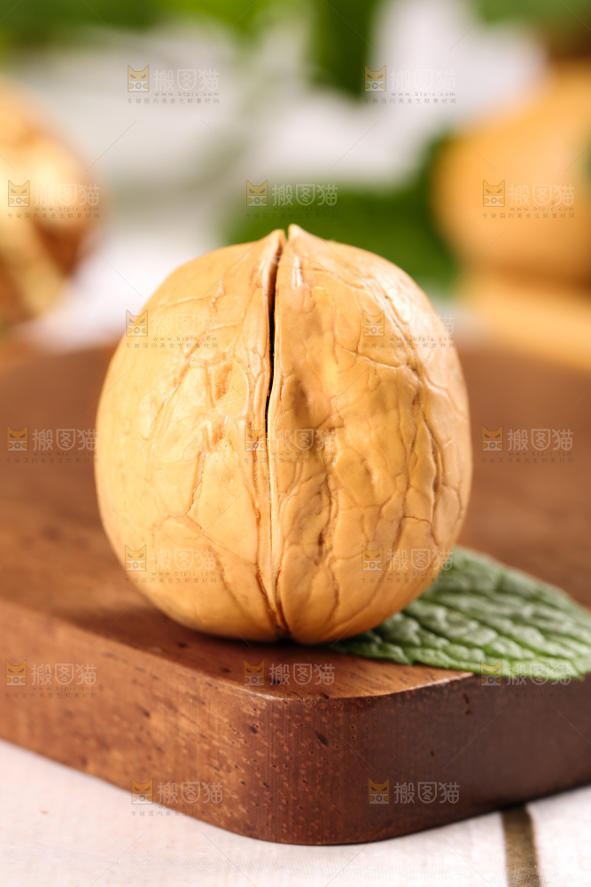 木底上放着云南纸皮核桃