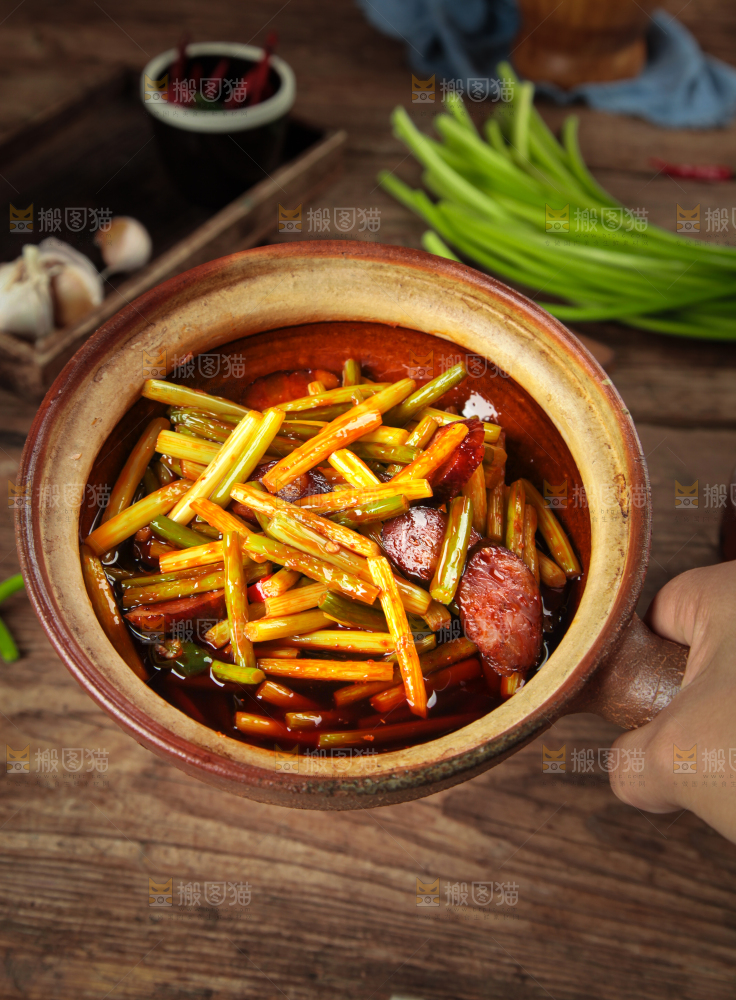 手拿一锅蒜苔炒腊肠