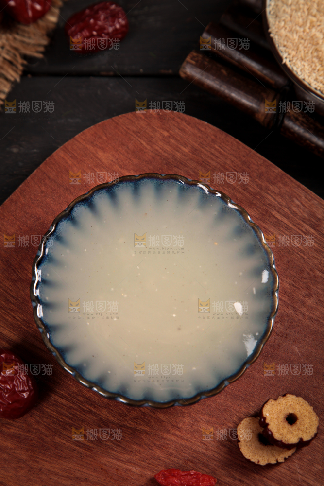 木底上放着一碗天然葛根粉