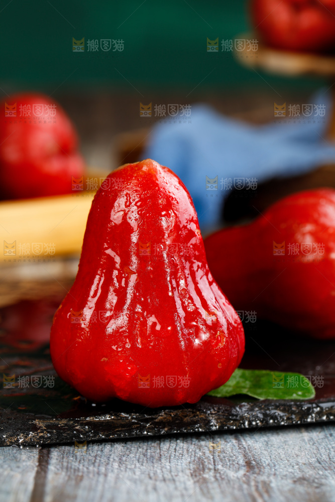 黑石板上的新鲜莲雾