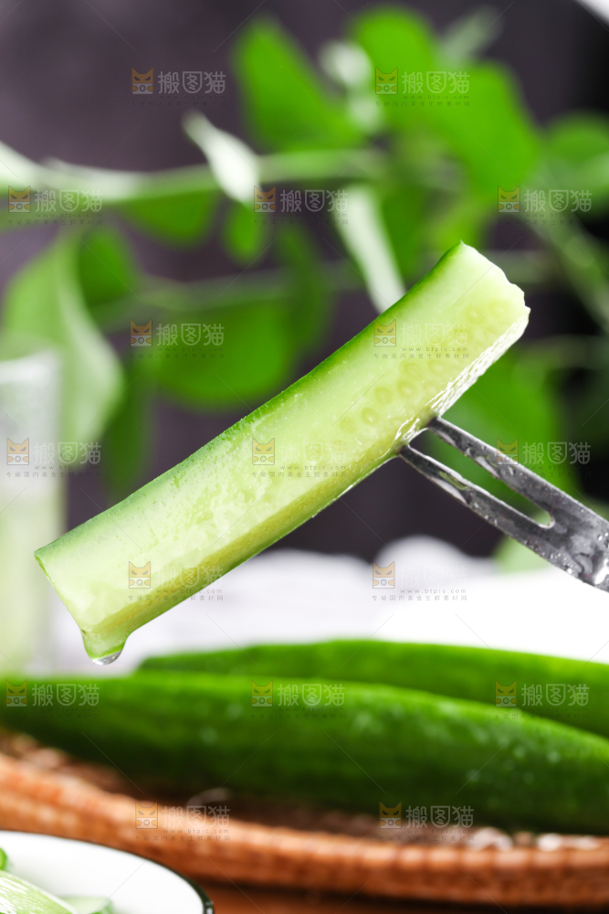 叉子上叉着小黄瓜