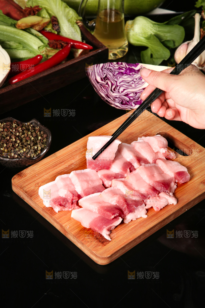 木底上放着切开的新鲜五花肉