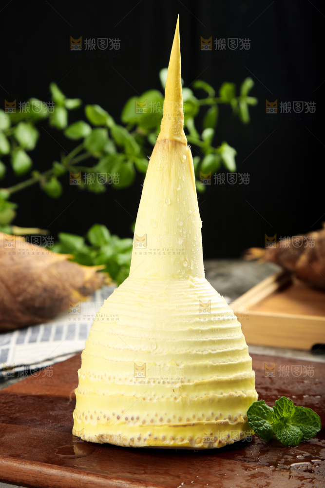 木底上放着切开的毛竹笋