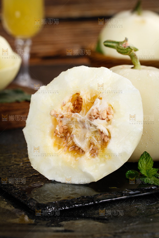 黑底上放着掰开的阎良甜瓜