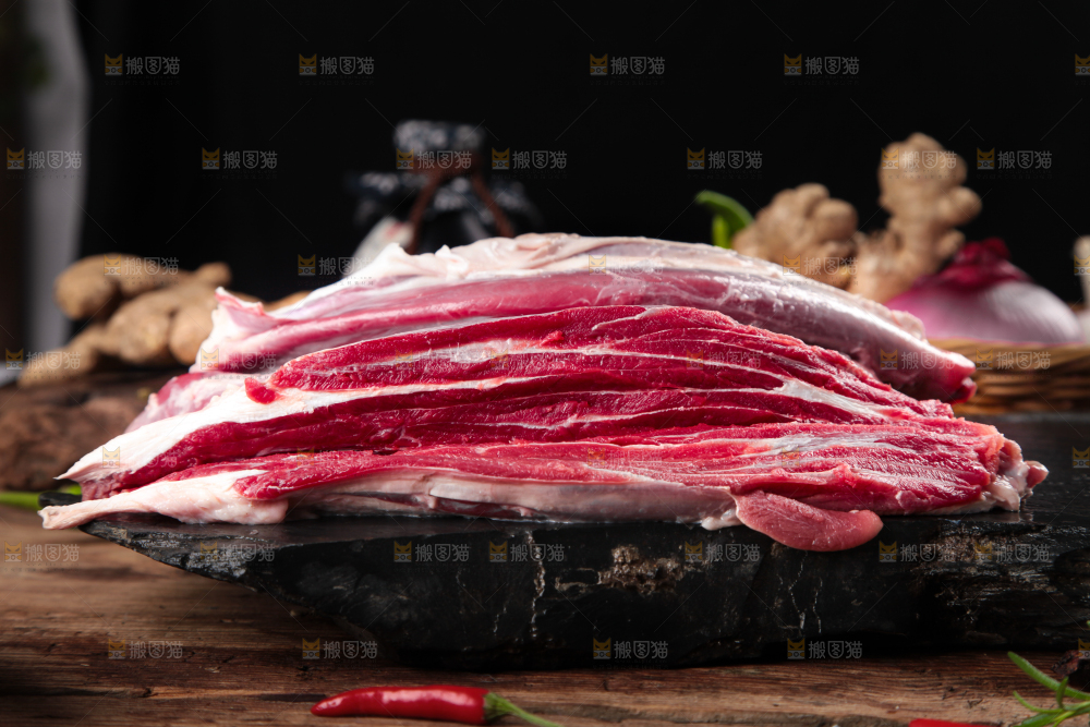 黑石板上的草原散养牛腿肉