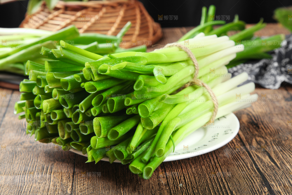 一盘新鲜大葱放在木底上