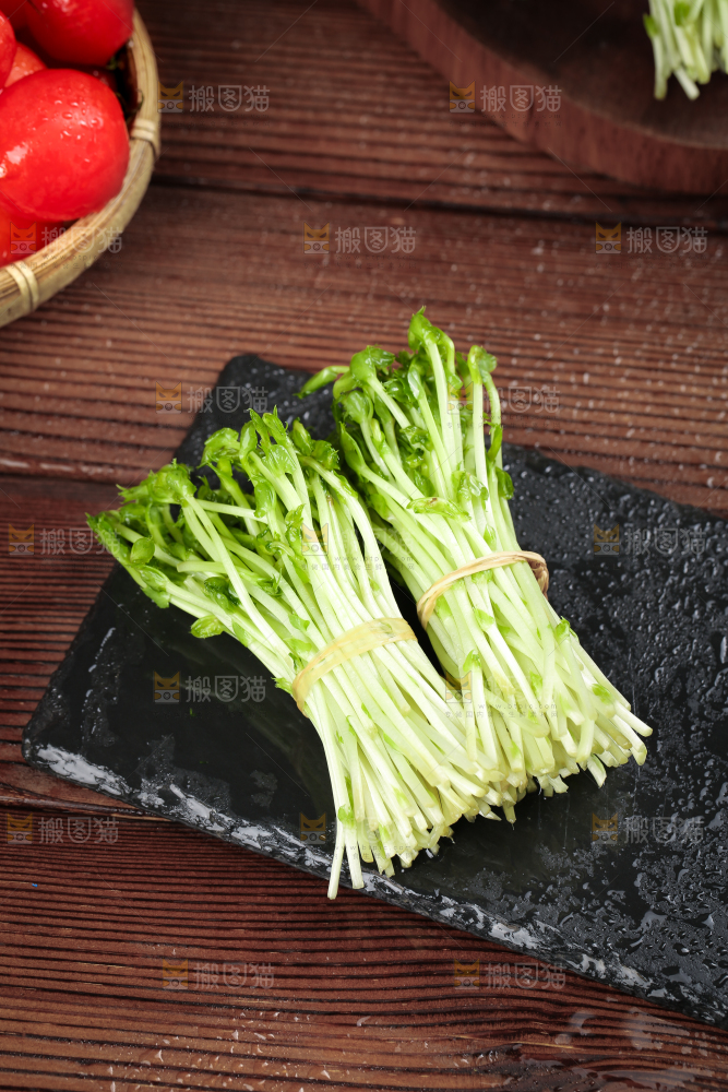 黑石板上的豌豆芽苗菜