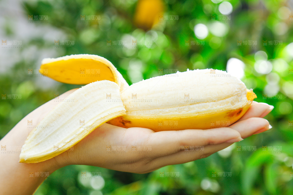 手拿剥皮的苹果蕉
