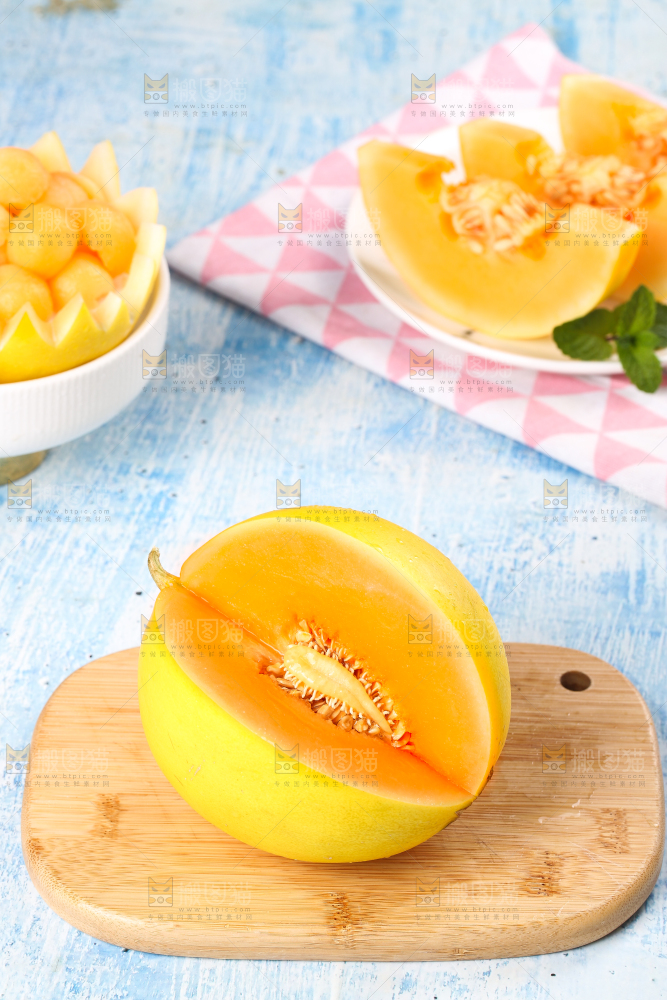 切开的黄河蜜瓜放在浅底上