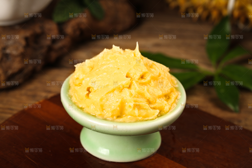 深底上放着一碗榴莲肉泥