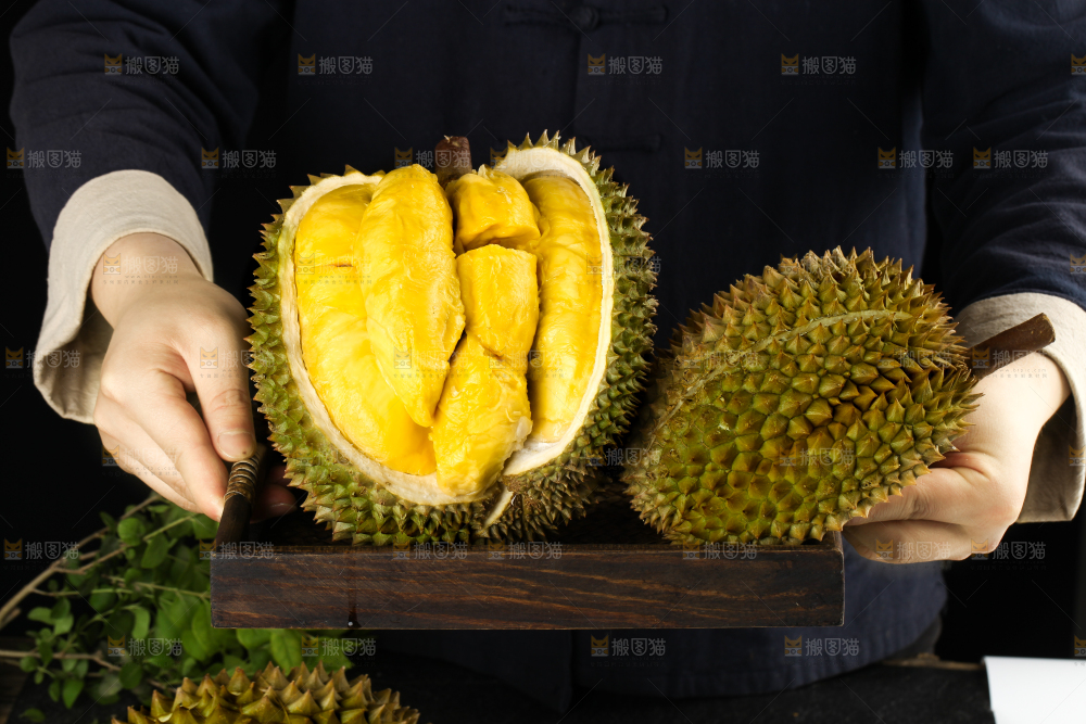 手里拿着新鲜榴莲