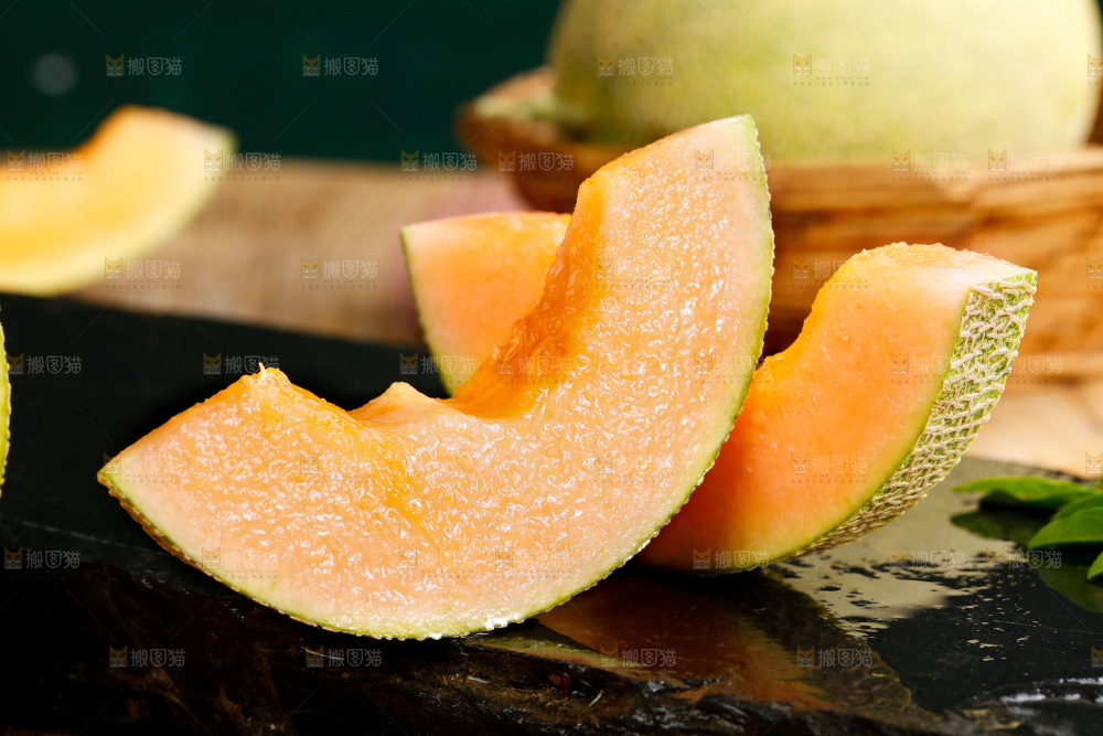 黑石板上放着切开的火焰山西州蜜