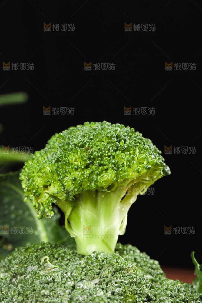 木底上的进口西兰花