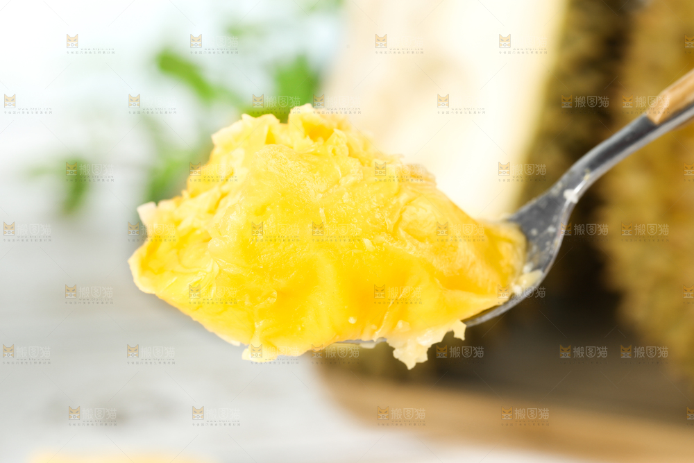 叉子上叉着榴莲果肉