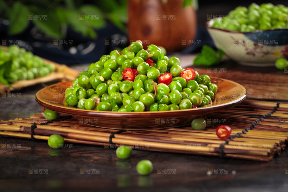 竹底上放着一盘炒豌豆