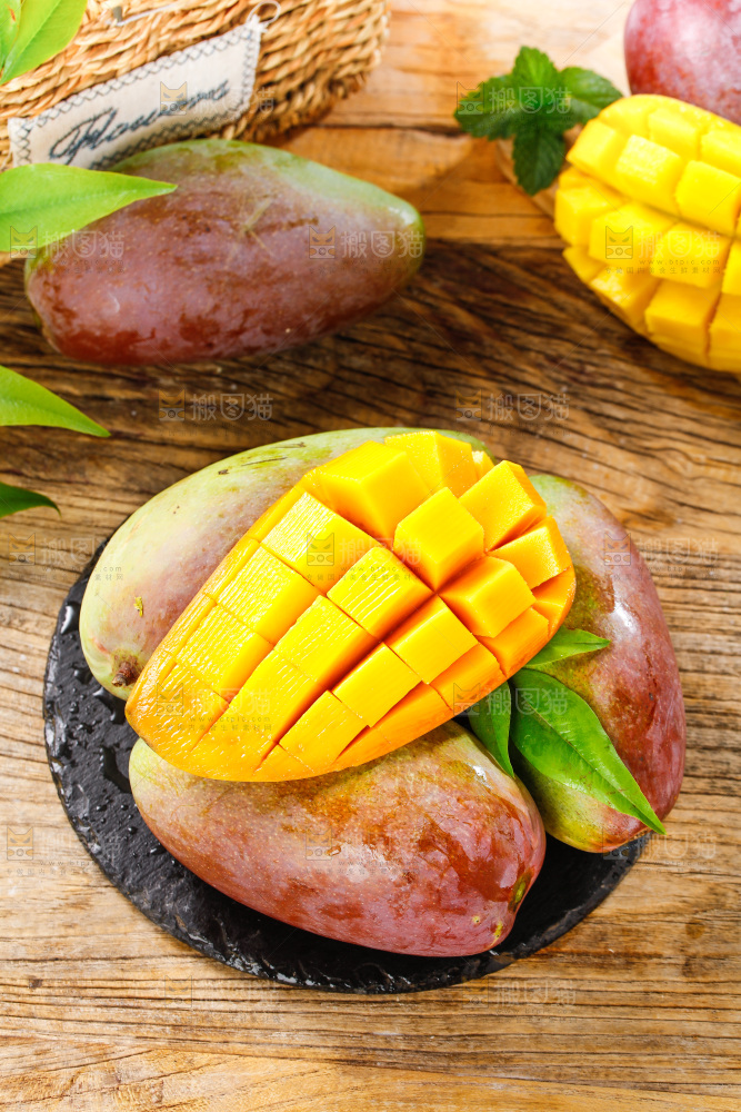 黑石板上放着切开的贵妃芒