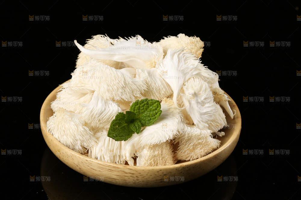 盘子里装着新鲜猴头菇