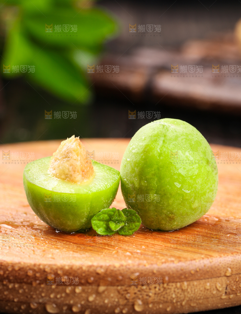 木底上的新鲜青梅果