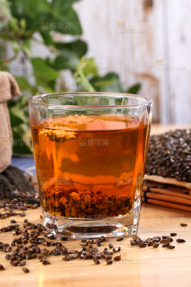 木底上放着一杯决明子茶