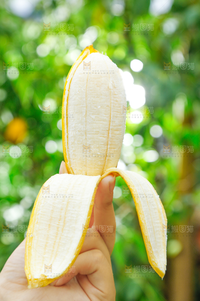 手拿剥皮的苹果蕉