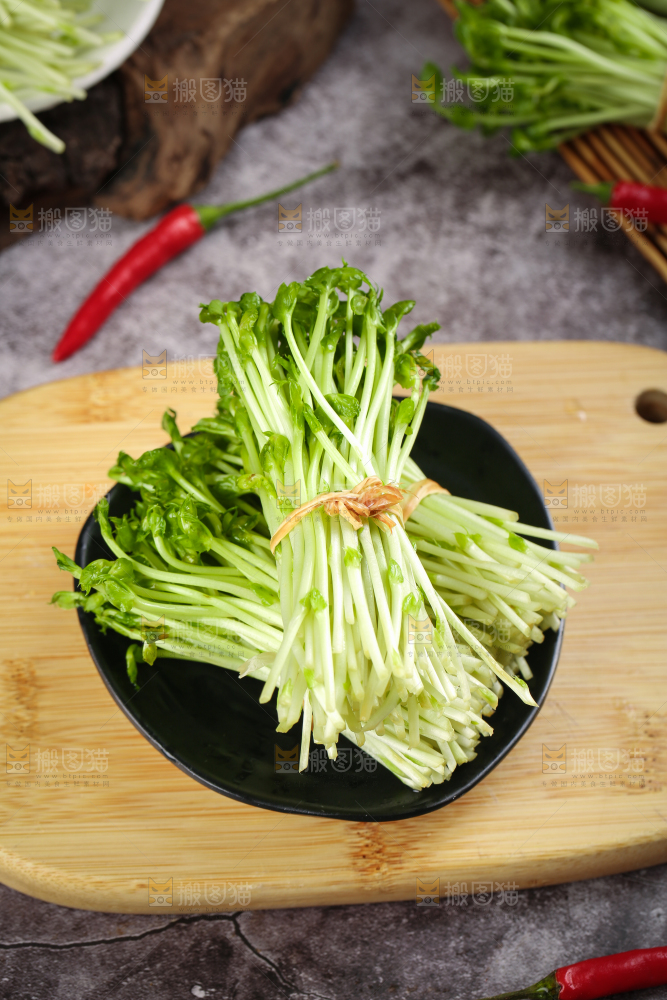 木板上放着豌豆芽