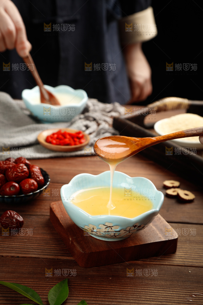 木底上放着一碗手工葛根粉