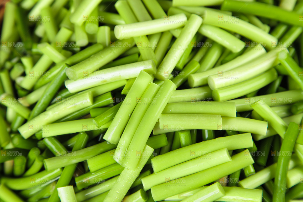 深底上放着新鲜蒜苔段