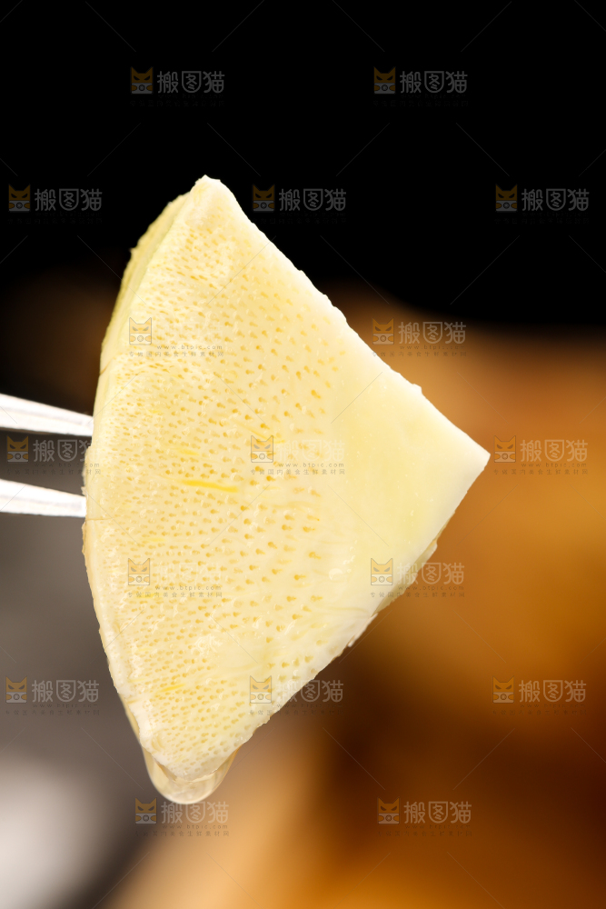 叉子叉着竹笋片