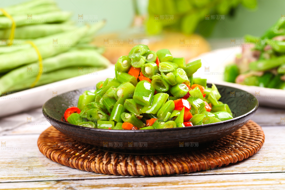 盘子里装着四季豆炒辣椒