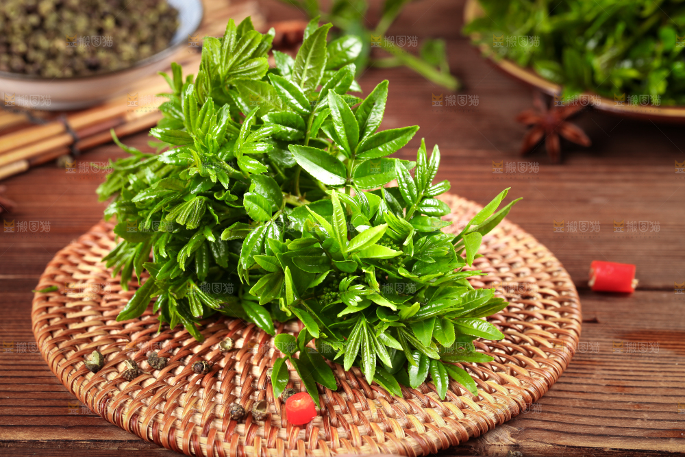 木底上的花椒芽