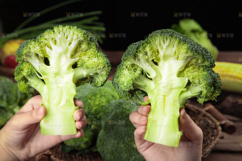 手拿切开的西兰花