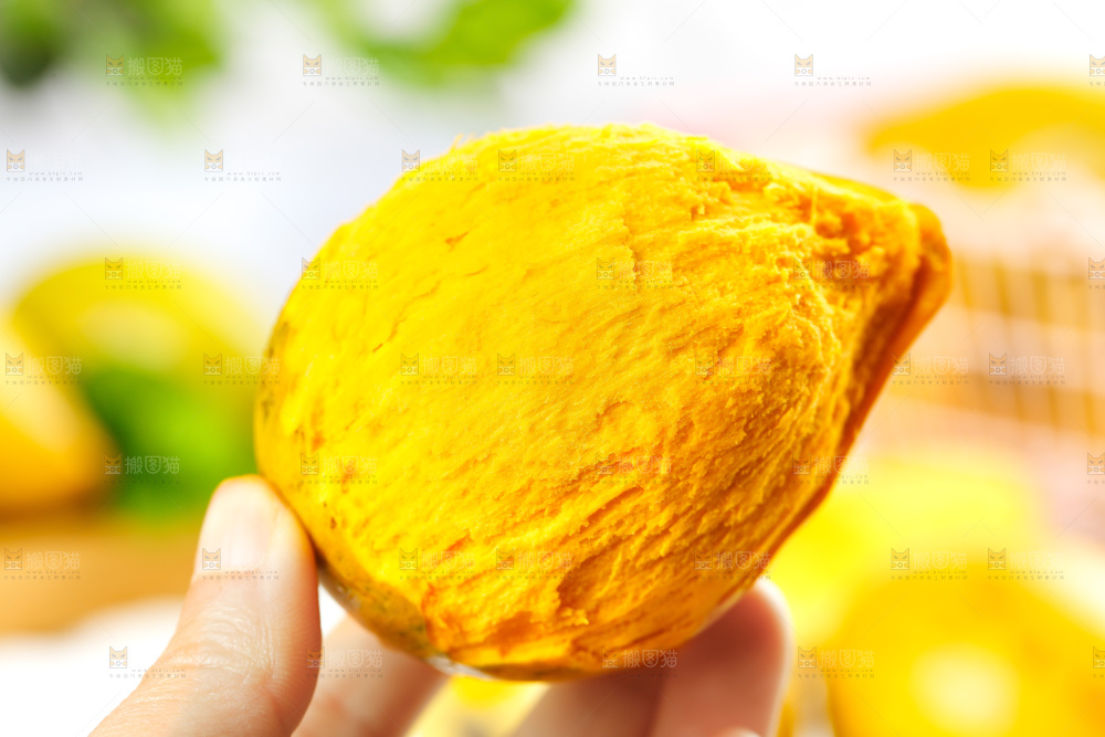 手拿剥皮的鸡蛋果