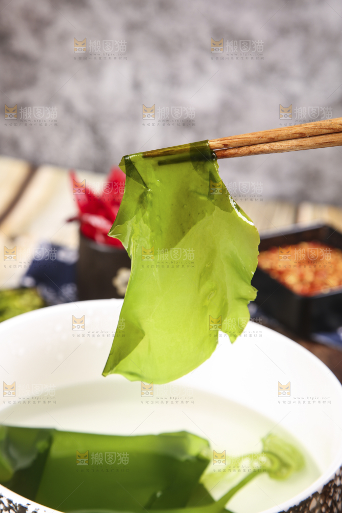 筷子上夹着小海带芽