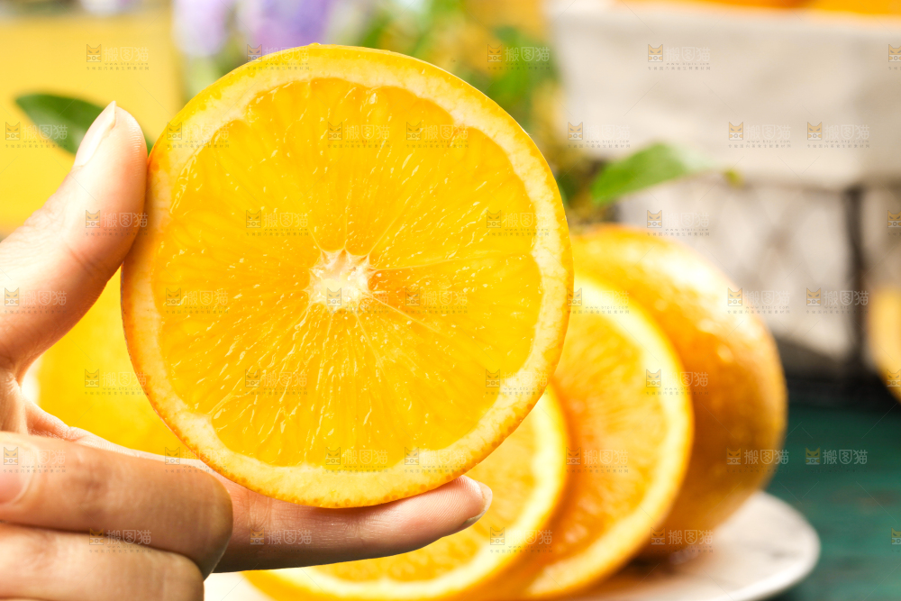 手里拿着新鲜胡柚