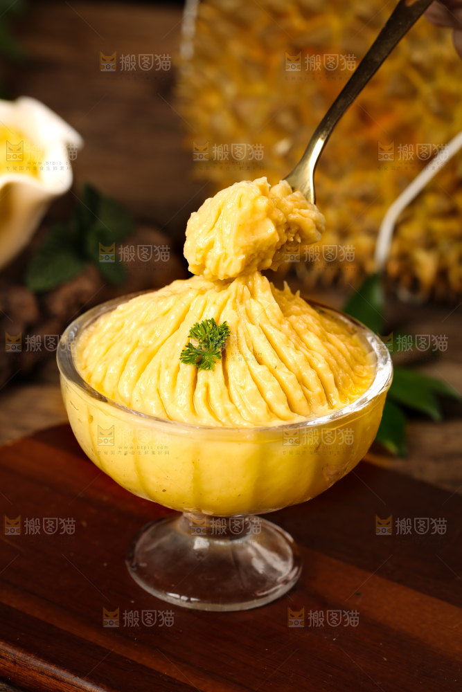 叉子上的榴莲果泥