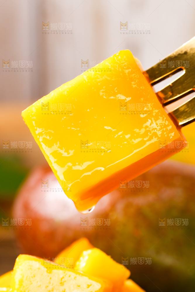 叉子叉着贵妃芒果肉