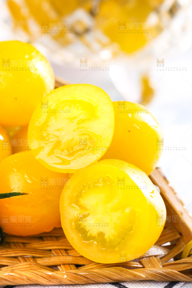 格子布上的圣女果