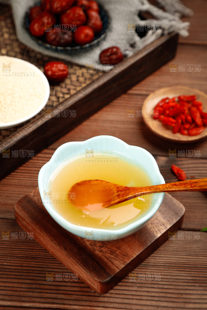 木底上放着一碗湖北葛根粉