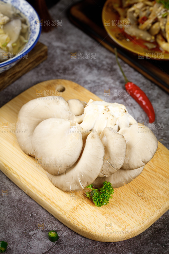 木板上的新鲜平菇