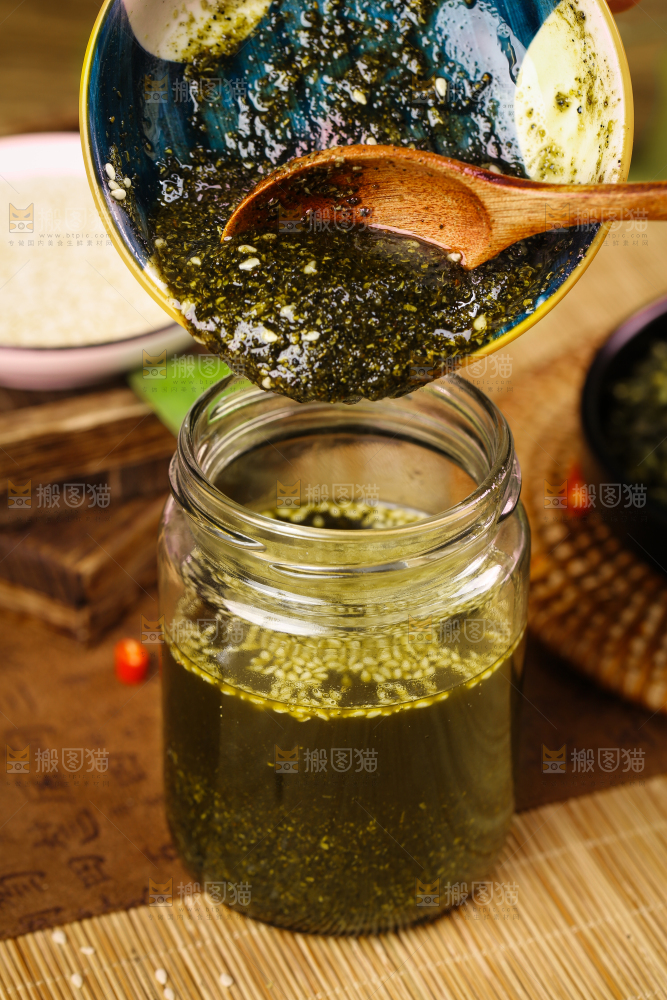 瓶子里装着青花椒酱