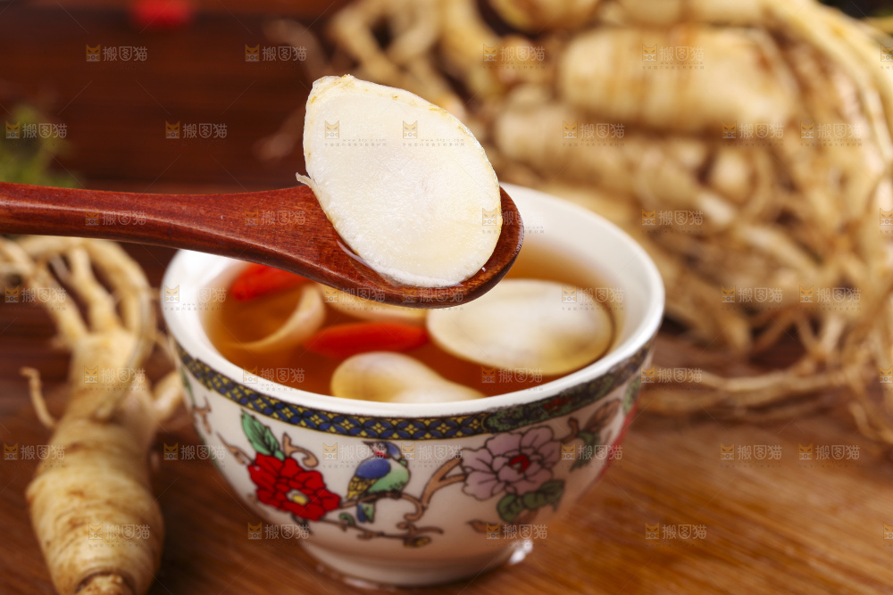 木底上放着一杯人参茶
