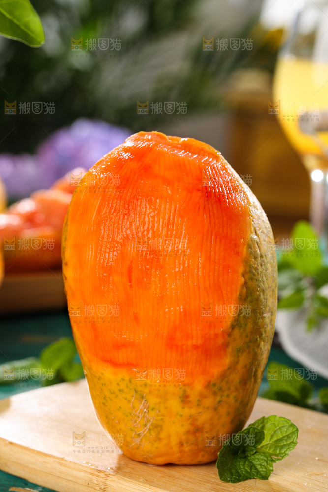木板上的海南红心木瓜