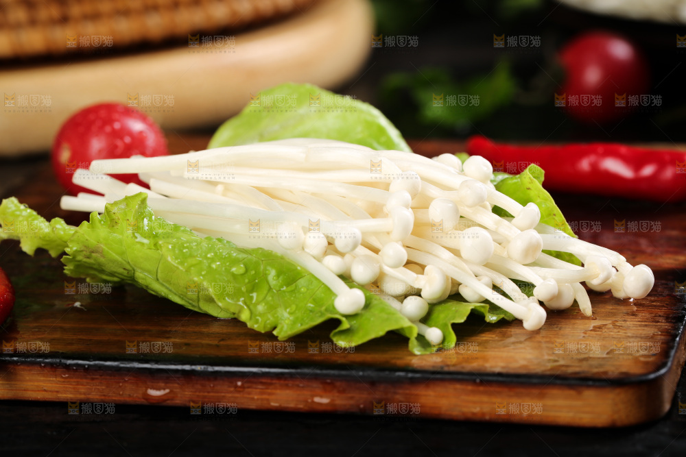 深底上的新鲜金针菇