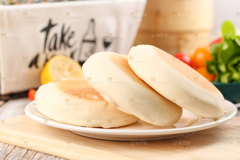 盘子里装着饼子