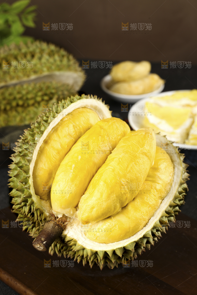木板上的泰国甲仑榴莲
