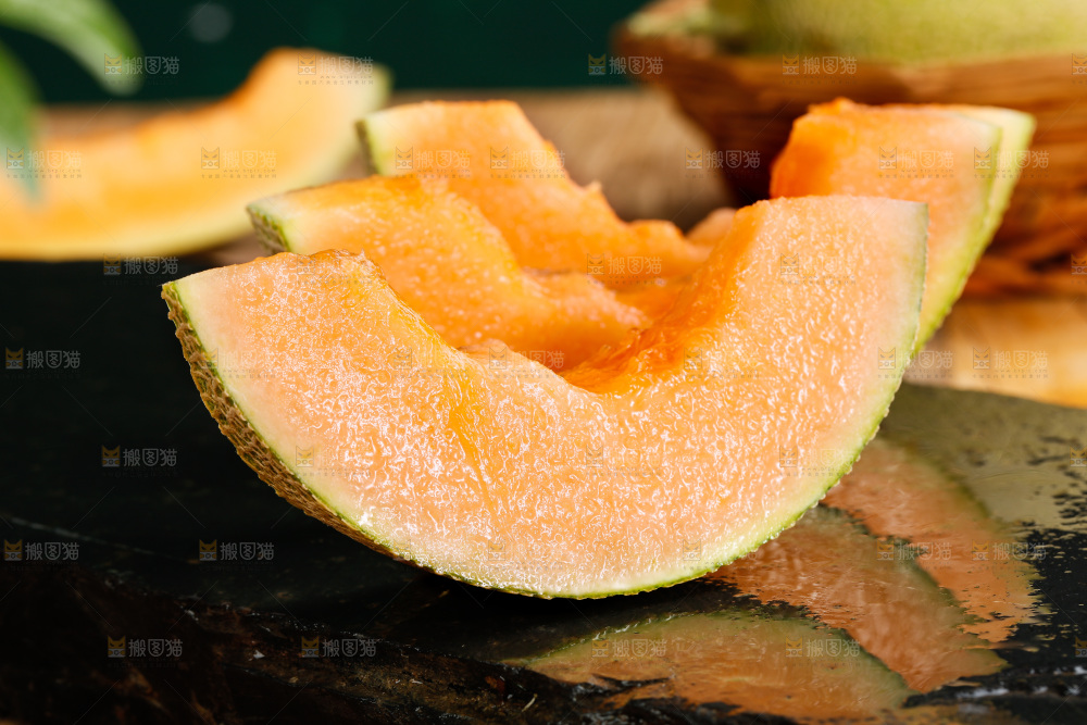 黑石板上放着切开的火焰山西州蜜