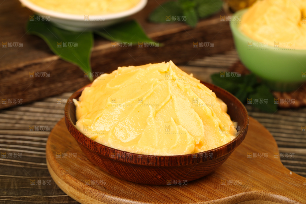 木底上放着一碗榴莲肉泥