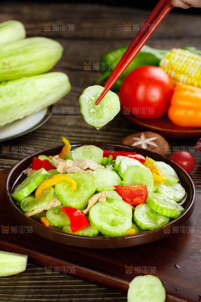 筷子夹着熟黄瓜
